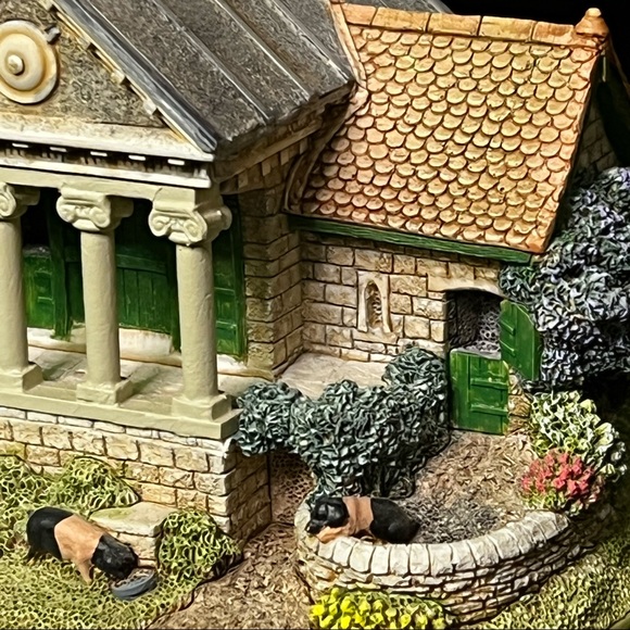 Lilliput Lane | The Pigsty | Collectors' Club - Picture 7 of 15